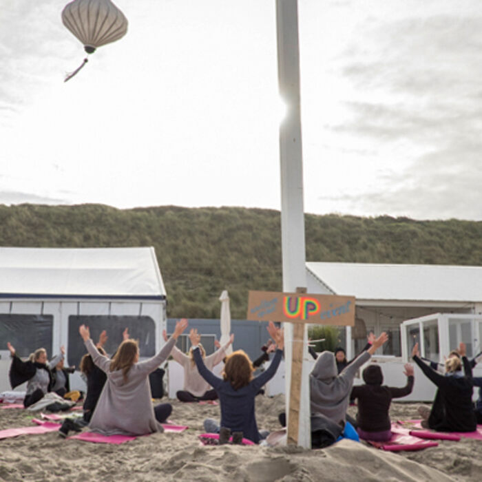 Yoga in de buitenlucht tijdens UP Event